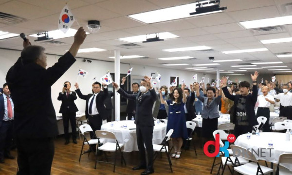 달라스 한인회 기념식에서 달라스한국노인회 오흥무 회장의 선창으로 만세 삼창이 진행됐다. 