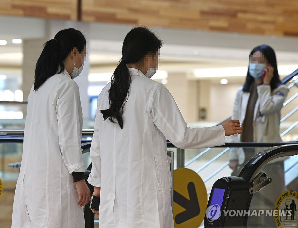 서울의 5개 주요 대학병원 전공의들이 16일 전원 사직서를 제출하고 오는 20일부터 병원을 떠나겠다고 밝혔다.
