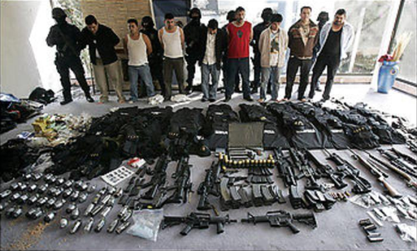 남부 텍사스에서 군용 총기를 멕시코의 마약 카르텔에 밀매한 혐의로 20대 남성 여러 명이 체포됐다.
