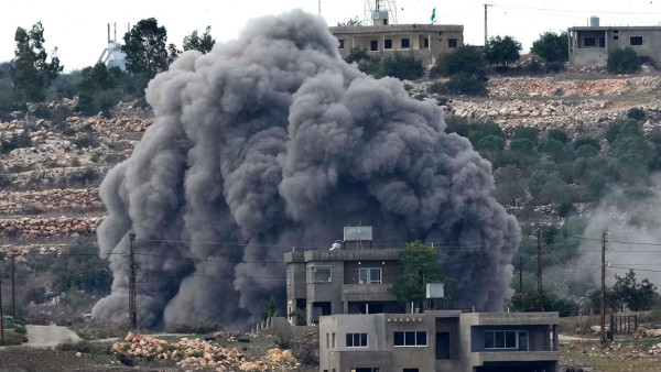 이스라엘군의 공습으로 연기 치솟는 레바논 남부 국경 마을 아이타 알-샤아브 외곽 