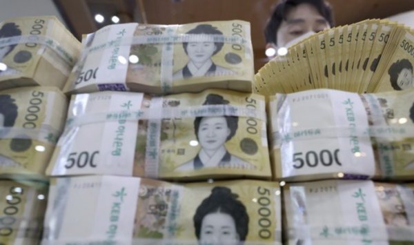 고금리에도 올해 3분기 한국 가계 빚이 역대 최대로 불어났습다.