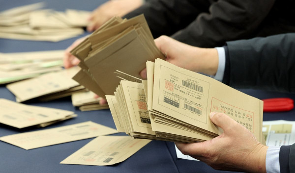 한국의 22대 총선 개표 과정에는 사람이 일일이 투표지를 확인하는 과정이 추가된다.