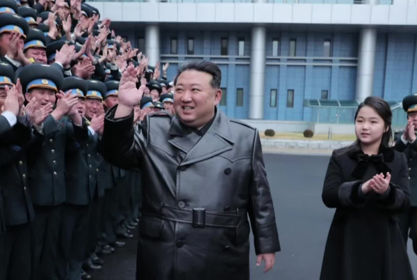 북한이 연일 정찰위성 만리경 1호 발사 성공을 자축하고 있는 가운데, 김정은 위원장이 기술자들 만나 격려하는 모습이 공개됐다.