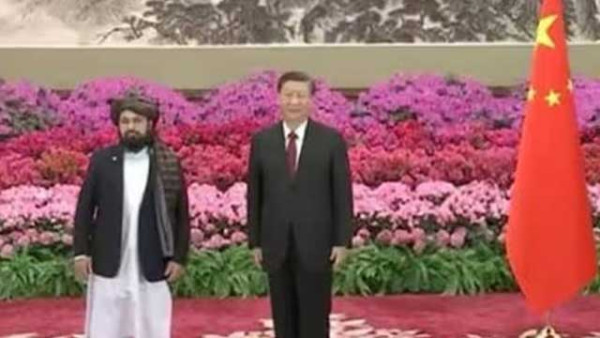 중국이 아프가니스탄 신임 대사의 신임장을 접수하면서 사실상 아프간 탈레반 정권을 공식 승인했다.