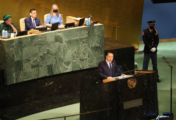 윤석열 대통령이 작년 9월 20일 뉴욕에서 열린 제77차 유엔총회 첫 세션에서 기조연설을 하고 있다. 