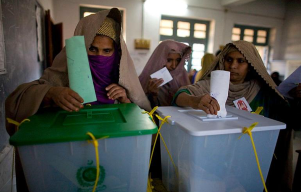 파키스탄의 차기 총리를 뽑는 총선이 8일 실시됐다.