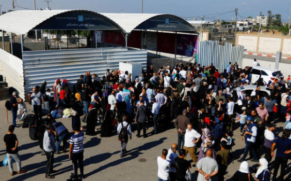 16일 팔레스타인 사람들이 가자지구를 떠나기 위해 이집트와의 국경인 라파 검문소 밖에 모여 있다.