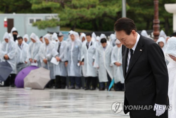 5·18민주화운동 기념식 묵념하는 윤 대통령 (사진 출처: 연합뉴스)