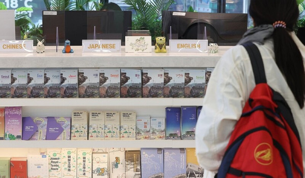 명품 싹쓸이 쇼핑에 나섰던 중국인 해외 관광객(유커)들이 달라지고 있다고 월스트리트저널(WSJ)이 어제 보도했다.