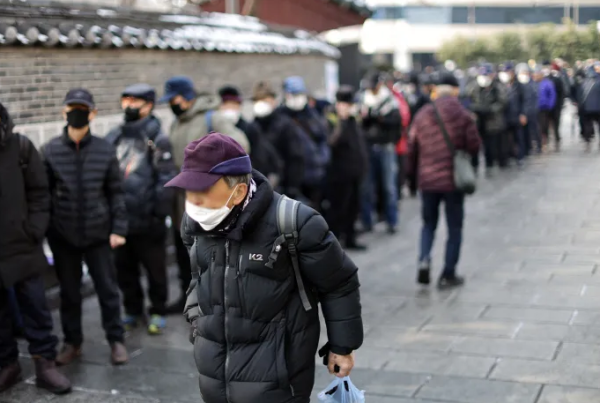노인들이 10일 서울 종로구 탑골공원 원각사 인근 무료급식소에서 점심식사를 하려고 줄을 서 있다. 