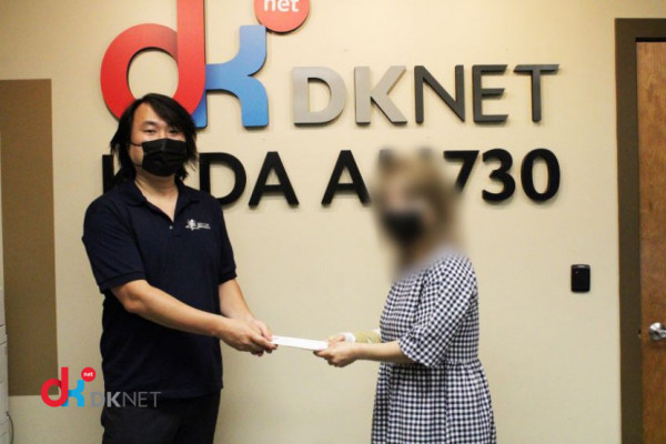 지난 달 DKNET 방송국을 방문해 헤어월드 총격 피해자에게 성금을 전달한 고 신진씨(좌)