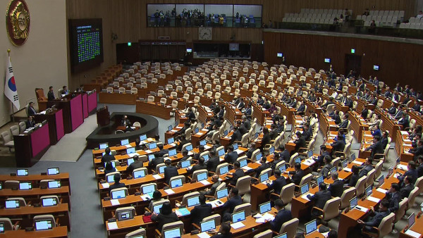 한국 정치권의 뜨거운 쟁점인 이른바 노란봉투법과 방송3법이 예상과 달리 9일 모두 국회 본회의를 통과했다.
