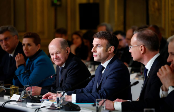 에마뉘엘 마크롱 프랑스 대통령(오른쪽에서 세번째)과 올라프 숄츠 독일 총리(오른쪽에서 네번째), 안제이 두다 폴란드 대통령(오른쪽에서 두번째) 등 유럽 지도자들이 26일 프랑스 파리 엘리제궁에 모여 우크라이나 지원 방안을 논의하고 있다.