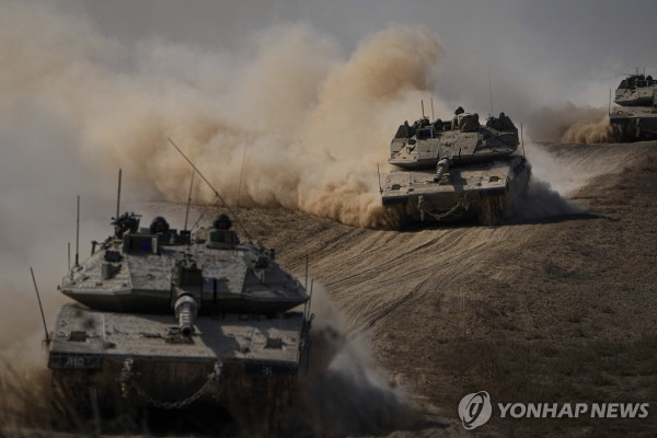 가자지구로 돌진하는 이스라엘군 탱크
