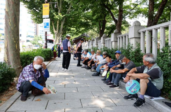 100세 ‘상수’(上壽)를 맞는 노인들이 10년 사이 2배로 늘었다.