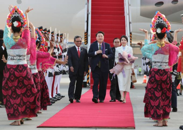 5일(화) 인도네시아 자카르타에 도착한 윤석열 대통령(가운데)와 김건희 여사(오른쪽)