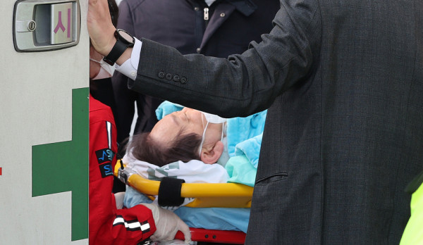부산 방문 일정 중 흉기에 피습된 더불어민주당 이재명 대표가 2일 서울 종로구 서울대병원으로 이송되고 있다.  