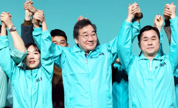 이낙연 새로운미래 공동대표(가운데)가 10일 오후 광주 서구 김대중컨벤션센터에서 열린 당원 집회·필승 결의대회에서 당 지도부와 기념사진을 찍고 있다.