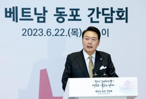 윤석열 대통령이 22일 하노이 한 호텔에서 열린 베트남 동포 오찬 간담회에서 격려사를 하고 있다.[사진출처:연합뉴스]