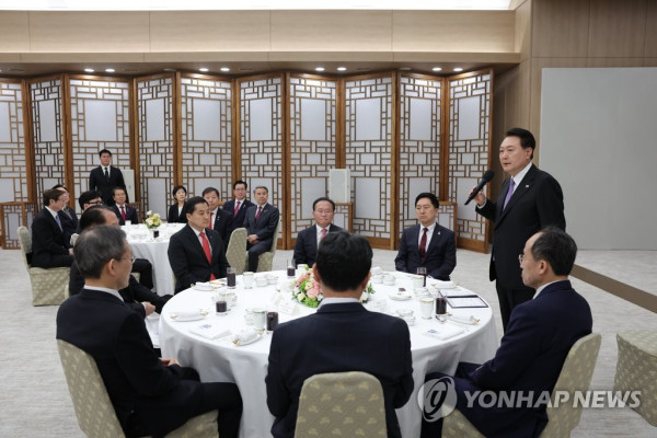 윤석열 대통령, 취임 1주년 맞아 여당 지도부와 오찬 (사진 출처: 연합뉴스)