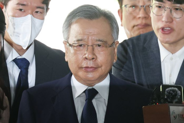 서울중앙지방검찰청은 21일 특정경제범죄가중처벌법상 수재와 청탁금지법 위반 혐의로 박 전 특검을 구속기소 했다. 