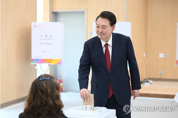 윤석열 대통령, 부산에서 제22대 총선 사전투표 (사진 출처: 연합뉴스)