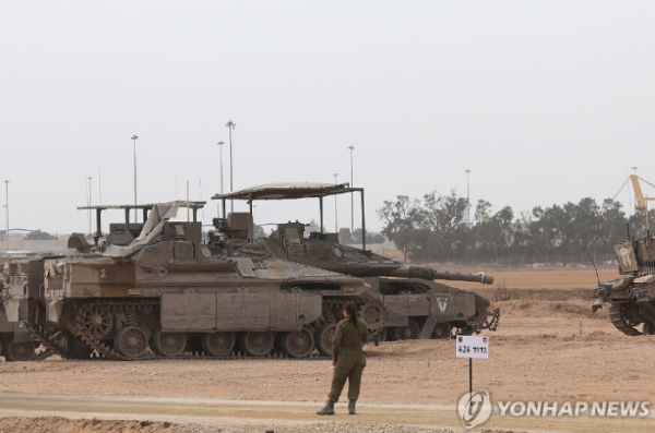 라파 인근에 집결한 이스라엘군 탱크 (사진 출처: 연합뉴스)