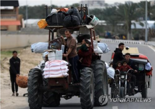 이스라엘 공격 피해 라파 떠나는 가자지구 주민들 (사진 출처: 라파 신화 제공 / 연합뉴스)