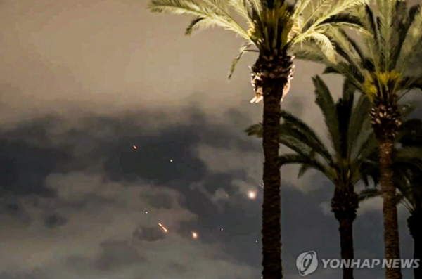 지난 달 14일 공격에 맞서 가동된 이스라엘 방공 시스템 (사진 출처: 연합뉴스)