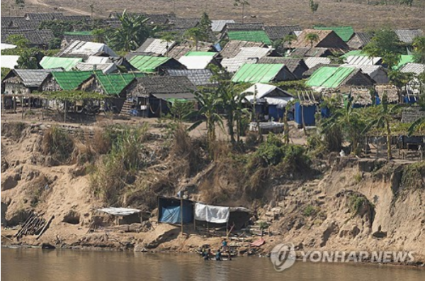 태국 탁주서 바라본 미얀마 난민촌 (사진 출처: 연합뉴스)