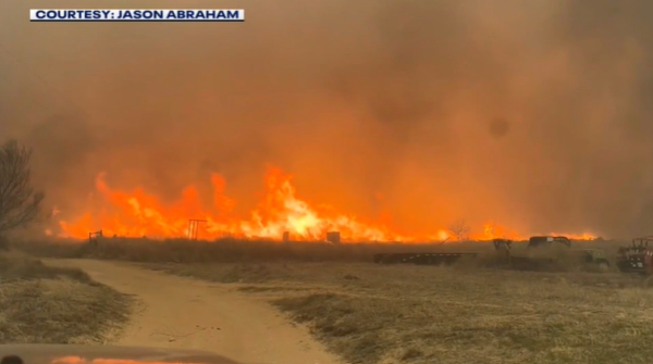 텍사스 최대 산불 원인은 전선 불꽃 (사진 출처: FOX7 NEWS 캡처)
