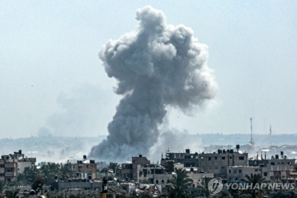 이스라엘군의 공습 이후 연기가 치솟는 가자 중부 누세이라트.(사진 출처: 연합뉴스)