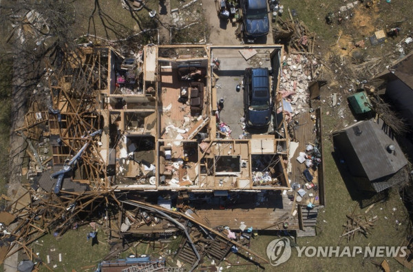 토네이도로 라운드 록에 있는 한 주택의 지붕이 통째로 날아가 집안이 훤히 들여다보인다(사진제공 연합뉴스)