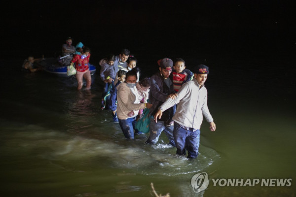 리오그란데강을 건너 미국 밀입국을 시도하는 한 이민자 가족, 멕시코 여야 사망 사건과는 관련 없음 [AP=연합뉴스]