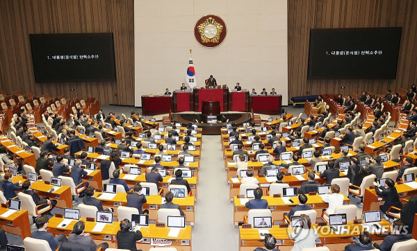 윤석열 대통령에 대한 탄핵소추안이 14일 국회 본회의를 통과했다.