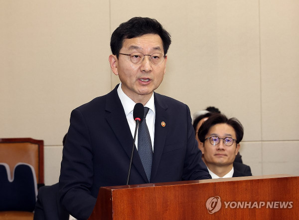 정무위 업무 보고 하는 윤창렬 국무조정실장 [사진 출처: 연합뉴스]