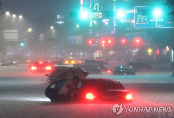 8일 밤 서울 강남구 대치역 인근 도로 (사진 출처: 연합뉴스)