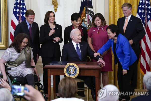 아시아계 증오범죄 방지법 서명한 바이든 [AP=연합뉴스]