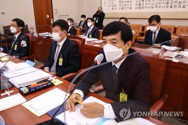 국감 답변하는 이성윤 서울중앙지검장 (서울=연합뉴스) 하사헌 기자 = 이성윤 서울중앙지검장이 19일 오전 서울 여의도 국회 법제사법위원회에서 열린 서울고검·수원고검 산하 검찰청들에 대한 국정감사에서 답변하고 있다. 2020.10.19 toadboy@yna.co.kr