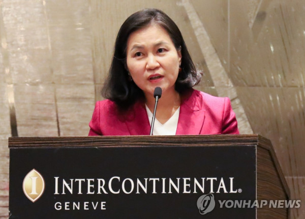 세계무역기구(WTO) 사무총장 선거 최종 라운드에 진출한 유명희 산업통상자원부 통상교섭본부장이 2020년 10월 16일(현지시간) 스위스 제네바 인터콘티넨탈 호텔에서 제네바 주재 각국 대사들을 초청해 개최한 리셉션에서 발언하고 있다. [연합뉴스 자료사진]