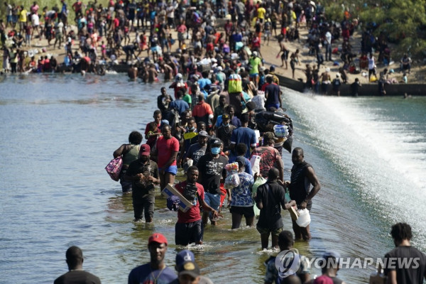 멕시코 국경 넘어 미국으로 밀려드는 이민자 행렬