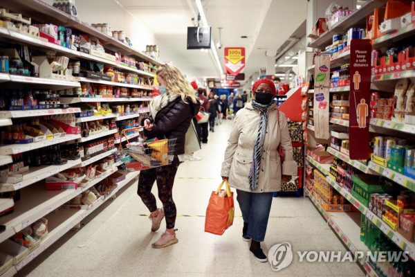 코로나바이러스 변종이 확산하고 있는 런던의 한 슈퍼마켓에서 쇼핑 중인 시민들 [로이터=연합뉴스]