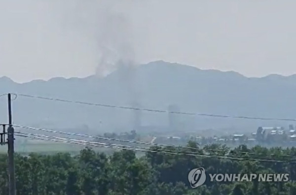대성동 자유의 마을에서 목격된 개성공단의 연기 (사진제공=연합뉴스)