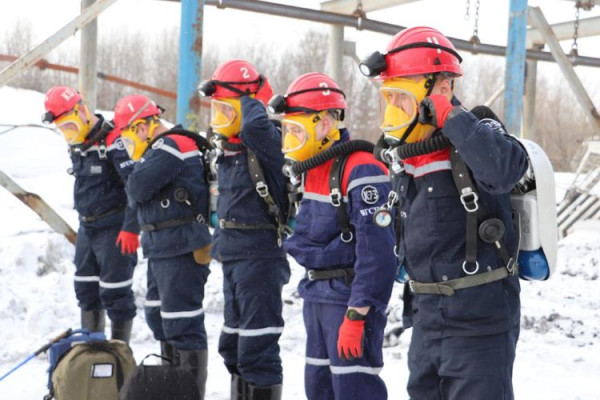 러시아 시베리아의 쿠즈바스 탄전에 속한 탄광에서 25일 화재가 발생해 광부와 구조대원 등 52명이 숨졌다. (사진 출처: AP통신)
