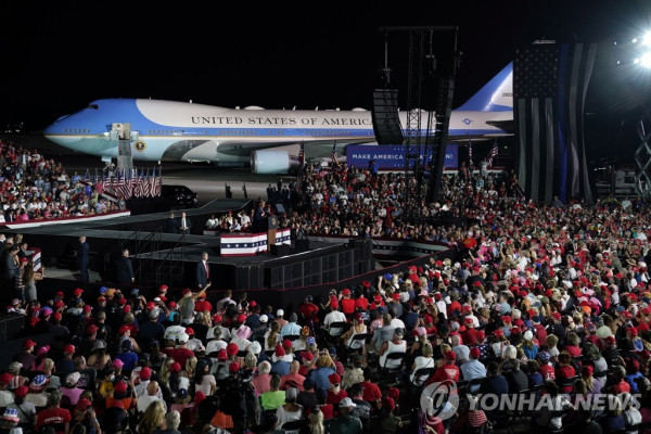 도널드 트럼프 미 대통령이 유세를 재개한 플로리다주 샌퍼드 국제공항에 모여든 지지자들 (AP Photo/Evan Vucci)