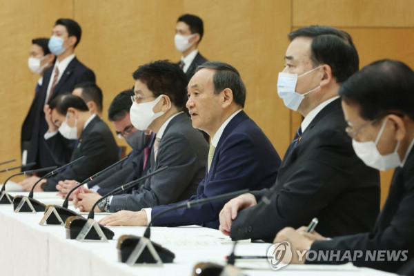 원전 오염수 방류 결정 각의서 발언하는 스가 일본 총리 (도쿄 AFP/지지=연합뉴스) 13일 일본 도쿄 총리 집무실에서 열린 각료 회의에서 스가 요시히데(가운데) 총리가 발언하고 있다. 이번 회의에서 일본 정부는 후쿠시마 제1원전 사고로 발생한 방사성 물질 오염수를 바다에 배출하기로 했다. knhknh@yna.co.kr