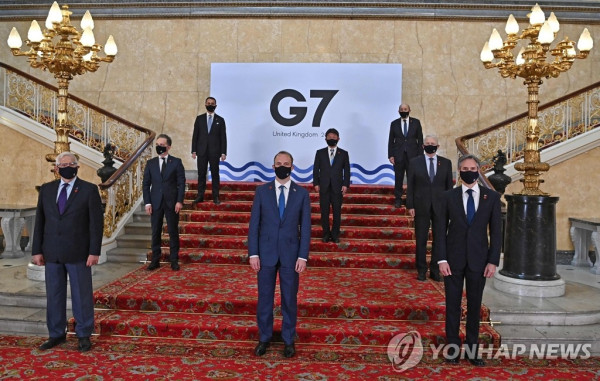 (런던 AFP=연합뉴스) 호세프 보렐 유럽연합(EU) 고위외교ㆍ정책대표(왼쪽부터)와 하이코 마스 독일 외무장관, 루이지 디 마이로 이탈리아 외무장관, 도미니크 라브 영국 외무장관, 모테기 도미시쓰 일본 외무상, 장 이브 르 드리앙 프랑스 외무장관, 마르크 가르노 캐나다 외무장관, 앤서니 블링컨 미국 국무장관이 4일(현지시간) 영국 런던에서 열리는 주요 7개국(G7) 외무장관 회의 개막에 앞서 사진 촬영을 하고 있다.