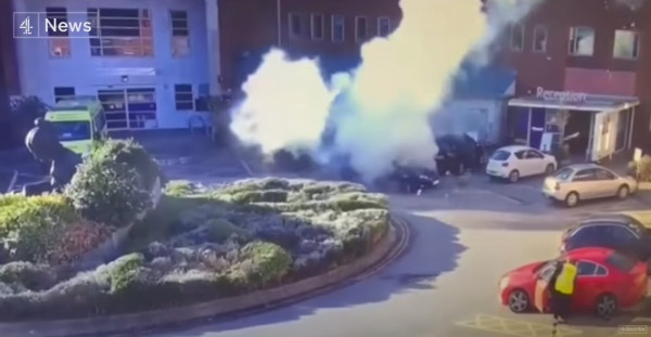 지난 14일 영국 리버풀 여성병원 앞에서 발생한 택시 폭발 사고 (사진 출처: 채널 4 유튜브 캡처)