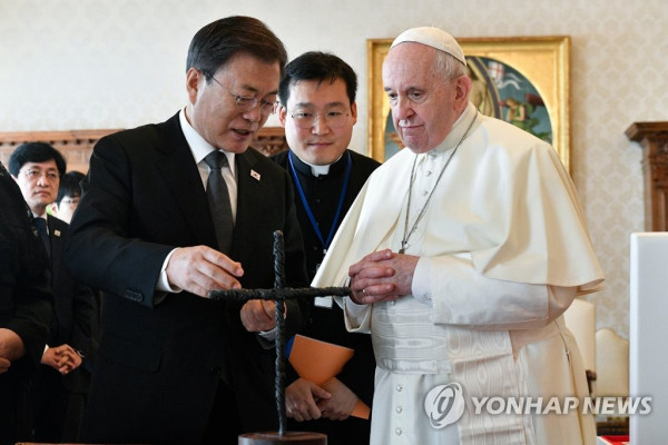 프란치스코 교황에게 평화의 십자가 설명하는 문재인 대통령 (사진 출처: 연합뉴스)