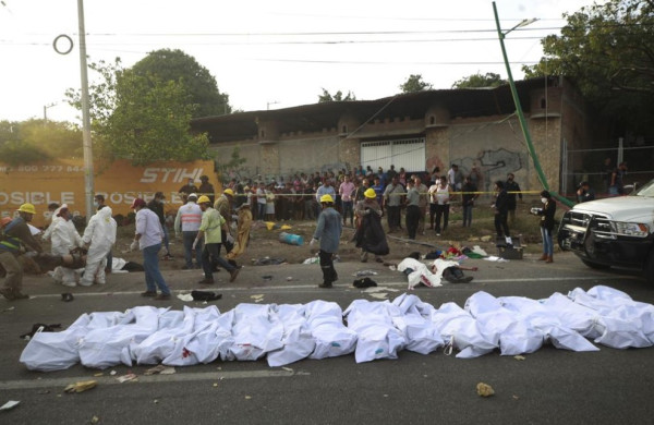 중남미 이민자 100여명을 실은 화물차가 넘어져 수십명이 숨졌다. (사진 출처: AP)